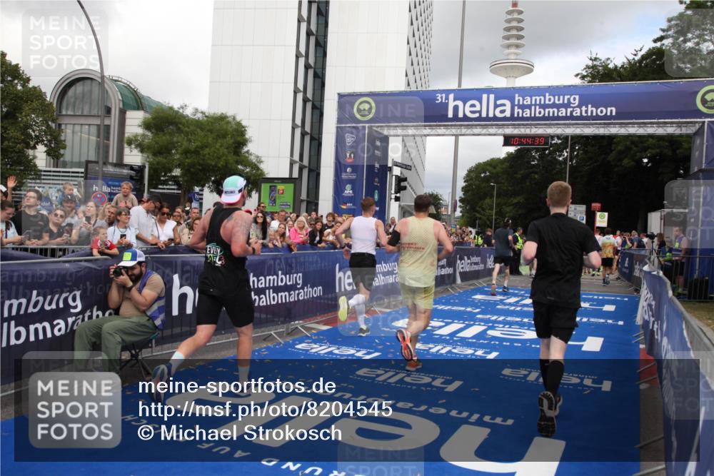 29.06.2025 - hella hamburg halbmarathon Michael Strokosch http://msf.ph/oto/8204545 29.06.2025 10:44:38 Ziel 1468, 1782, 2365, 2402, 3305, 4991, 5476, 6490, 6495, 7322, 7710, 8928, 12554, 12711, 14351, 14464, 14798, 14816, 15862, 16224, 17097, 18107, 18464, 18539, 18560, 18765, 19206 meine-sportfotos.de