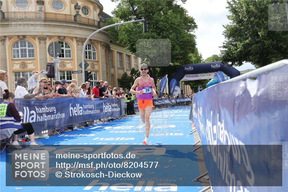 29.06.2025 - hella hamburg halbmarathon Strokosch-Dieckow http://msf.ph/oto/8204577 29.06.2025 10:09:01 Ziel 29 meine-sportfotos.de