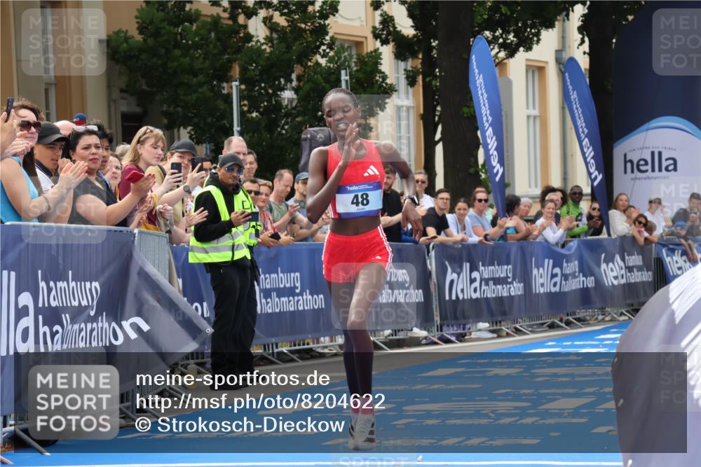 29.06.2025 - hella hamburg halbmarathon Strokosch-Dieckow http://msf.ph/oto/8204622 29.06.2025 10:10:08 Ziel 48 meine-sportfotos.de