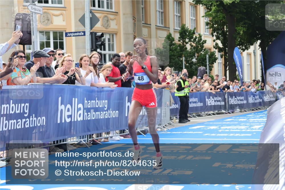 29.06.2025 - hella hamburg halbmarathon Strokosch-Dieckow http://msf.ph/oto/8204635 29.06.2025 10:10:09 Ziel 48 meine-sportfotos.de