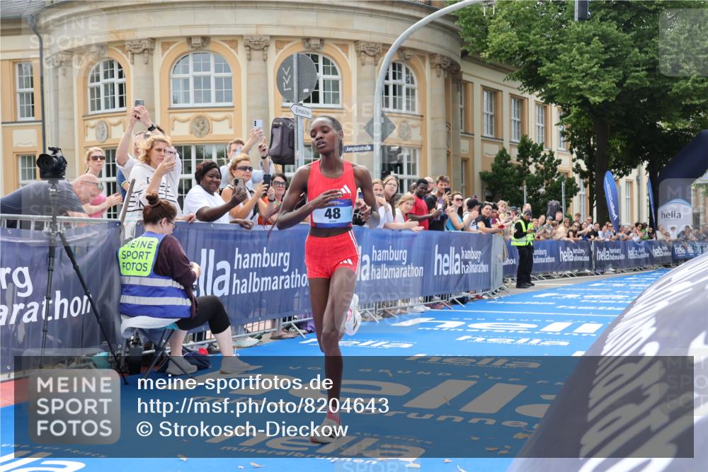 29.06.2025 - hella hamburg halbmarathon Strokosch-Dieckow http://msf.ph/oto/8204643 29.06.2025 10:10:10 Ziel 48 meine-sportfotos.de