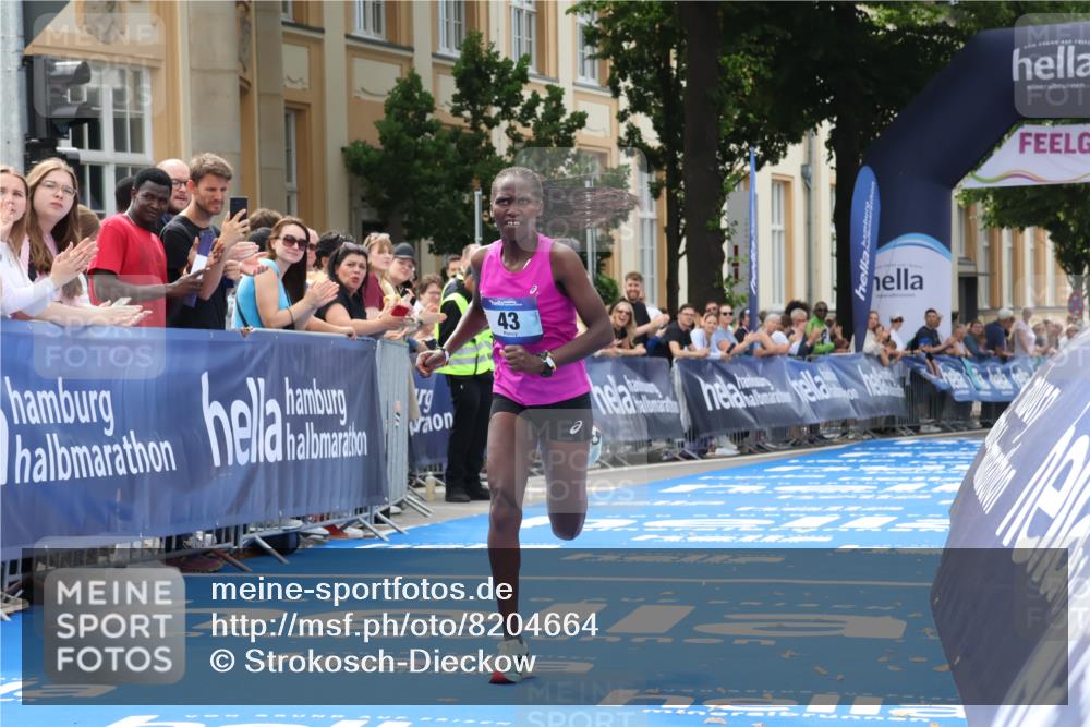 29.06.2025 - hella hamburg halbmarathon Strokosch-Dieckow http://msf.ph/oto/8204664 29.06.2025 10:10:37 Ziel 43 meine-sportfotos.de