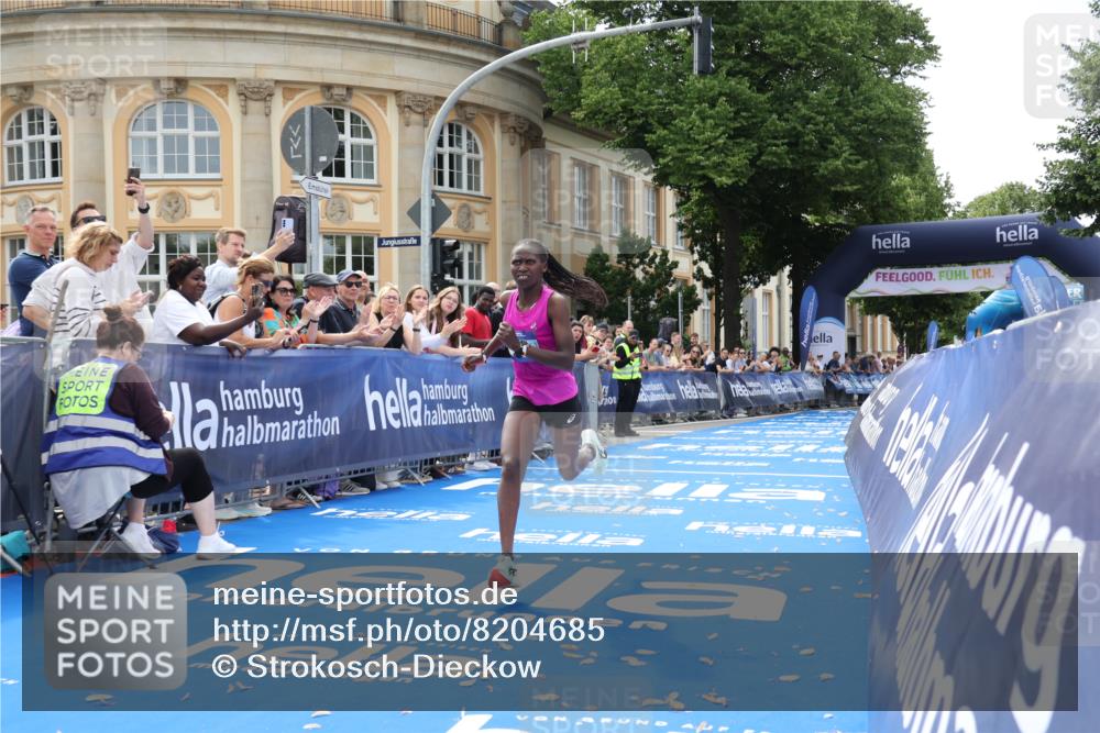 29.06.2025 - hella hamburg halbmarathon Strokosch-Dieckow http://msf.ph/oto/8204685 29.06.2025 10:10:37 Ziel 43 meine-sportfotos.de