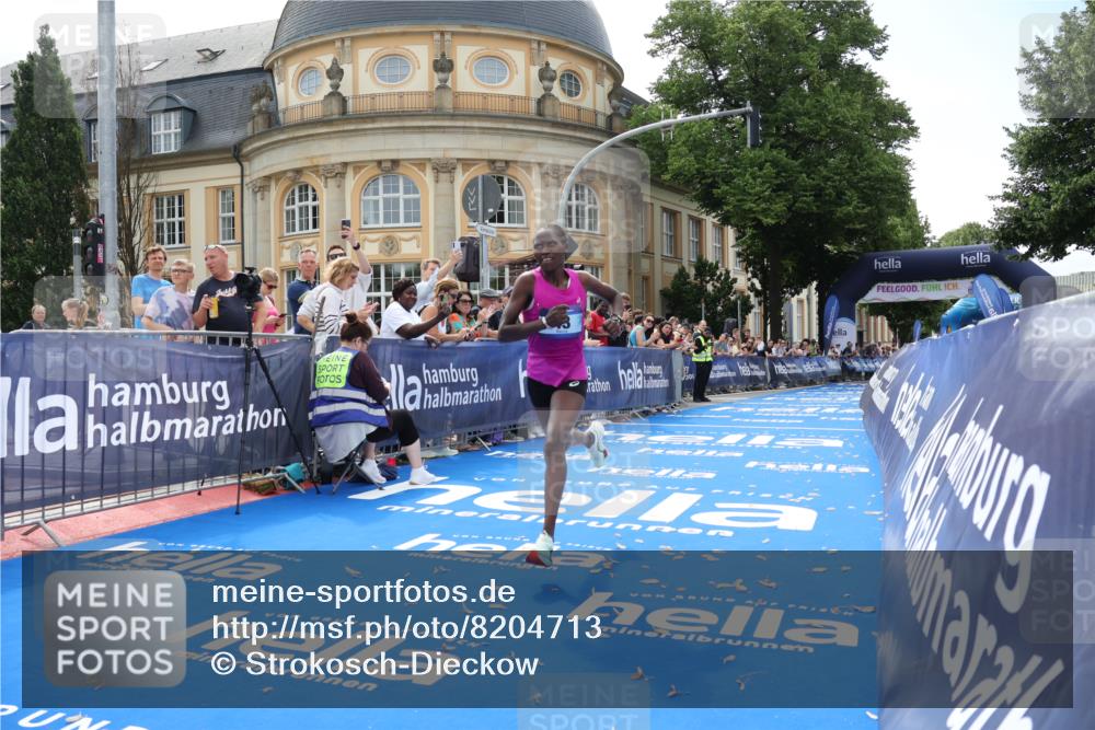 29.06.2025 - hella hamburg halbmarathon Strokosch-Dieckow http://msf.ph/oto/8204713 29.06.2025 10:10:38 Ziel 43 meine-sportfotos.de