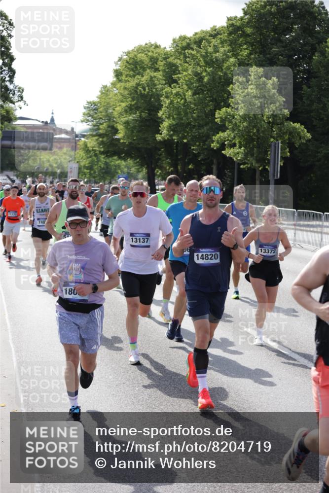 29.06.2025 - hella hamburg halbmarathon Jannik Wohlers http://msf.ph/oto/8204719 29.06.2025 09:48:28 Lombardsbrücke 1042, 1571, 2262, 3547, 4062, 4381, 5003, 5124, 5307, 6993, 7310, 7482, 8002, 8121, 8571, 9643, 10190, 10451, 10738, 11106, 11177, 11423, 12044, 13137, 13372, 13940, 14820, 15161, 15303, 15382, 15744, 16201, 17078, 17612, 18004, 18062, 18259, 18384, 18614, 19004 meine-sportfotos.de