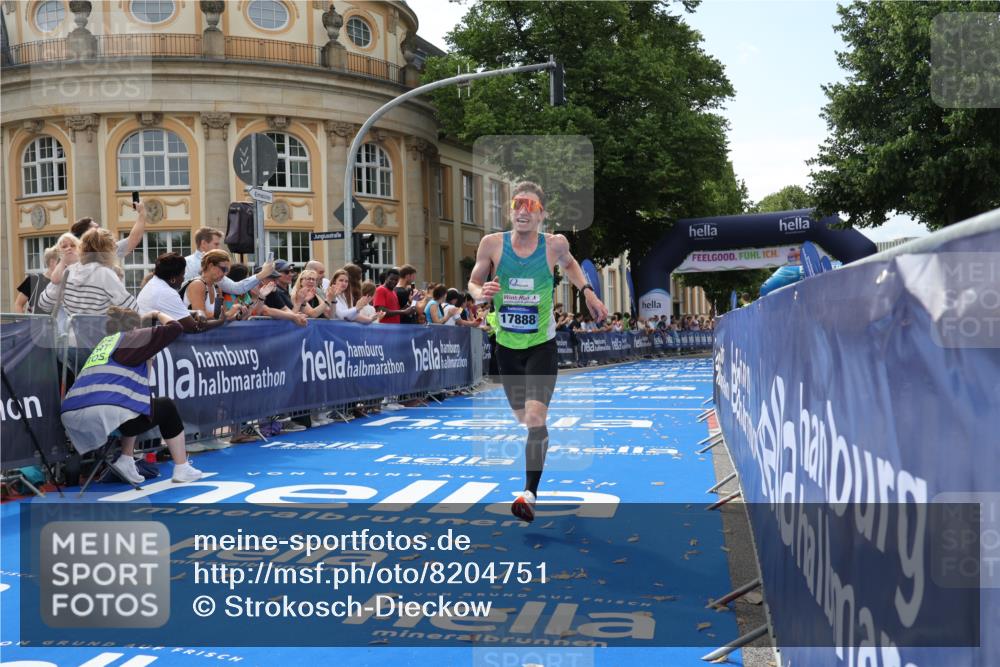 29.06.2025 - hella hamburg halbmarathon Strokosch-Dieckow http://msf.ph/oto/8204751 29.06.2025 10:11:01 Ziel 46, 17888 meine-sportfotos.de