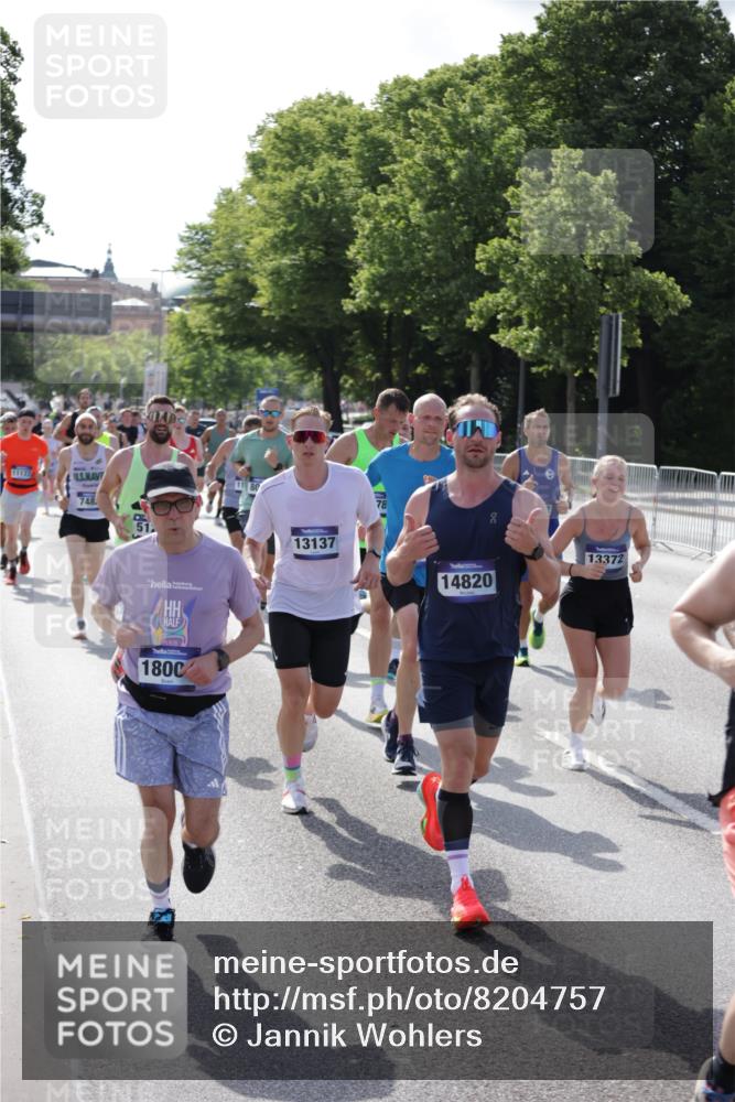 29.06.2025 - hella hamburg halbmarathon Jannik Wohlers http://msf.ph/oto/8204757 29.06.2025 09:48:28 Lombardsbrücke 1042, 1571, 2262, 3547, 4062, 4381, 5003, 5124, 5307, 6993, 7310, 7482, 8002, 8121, 8571, 9643, 10190, 10451, 10738, 11106, 11177, 11423, 12044, 13137, 13372, 13940, 14820, 15161, 15303, 15382, 15744, 16201, 17078, 17612, 18004, 18062, 18259, 18384, 18614, 19004 meine-sportfotos.de