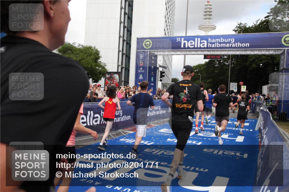 29.06.2025 - hella hamburg halbmarathon Michael Strokosch http://msf.ph/oto/8204771 29.06.2025 10:44:41 Ziel 1468, 1782, 2365, 2402, 3305, 4991, 5476, 6490, 6495, 7710, 10669, 12711, 14351, 14798, 14816, 15862, 16224, 17097, 18107, 18437, 18464, 18539, 18560, 18868, 19206 meine-sportfotos.de