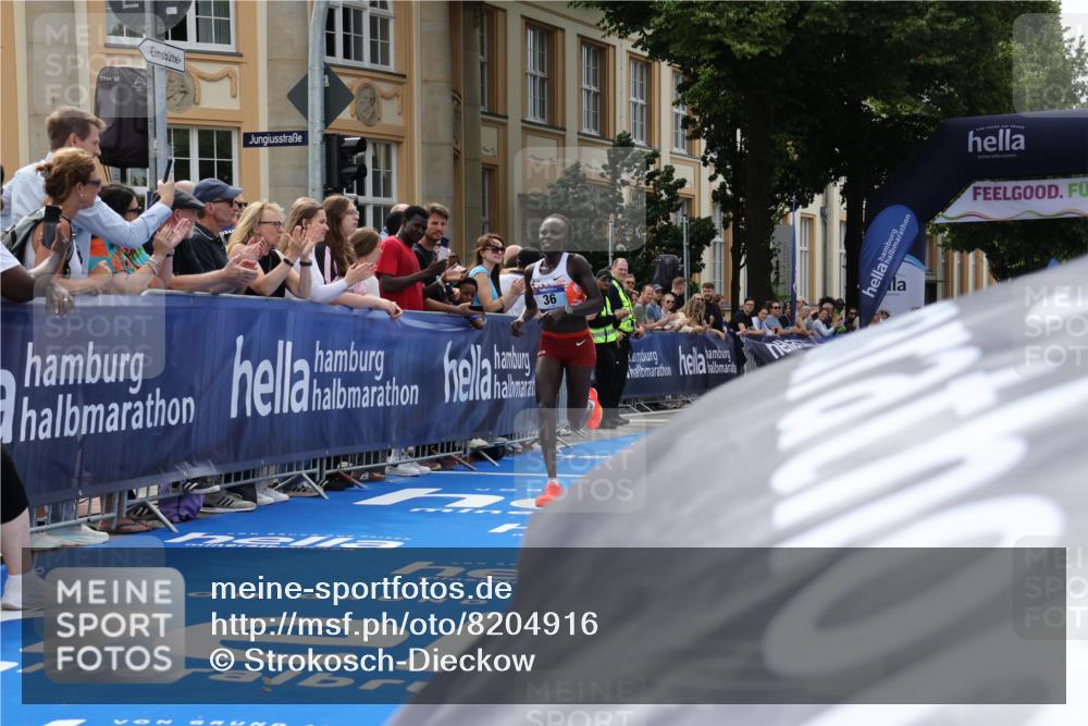 29.06.2025 - hella hamburg halbmarathon Strokosch-Dieckow http://msf.ph/oto/8204916 29.06.2025 10:11:57 Ziel 36 meine-sportfotos.de