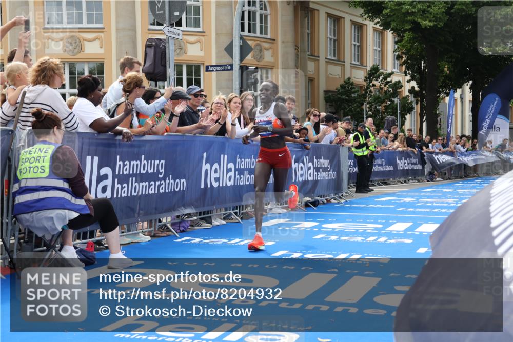 29.06.2025 - hella hamburg halbmarathon Strokosch-Dieckow http://msf.ph/oto/8204932 29.06.2025 10:11:57 Ziel 36 meine-sportfotos.de