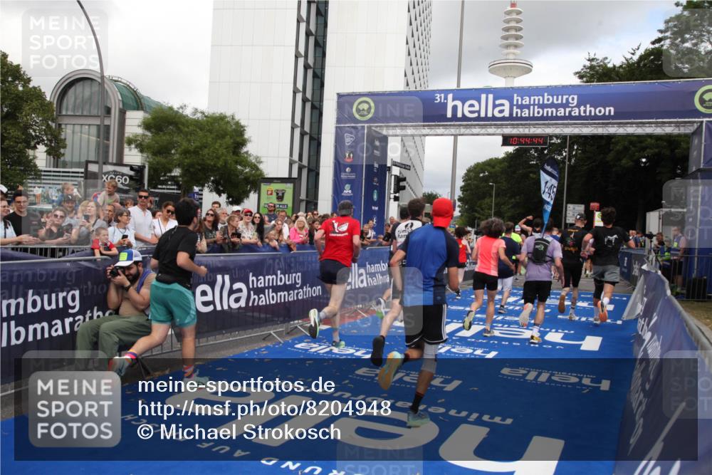 29.06.2025 - hella hamburg halbmarathon Michael Strokosch http://msf.ph/oto/8204948 29.06.2025 10:44:43 Ziel 1468, 1782, 2365, 2402, 4991, 5476, 6490, 6495, 7710, 10669, 12711, 14351, 14798, 14816, 15185, 15233, 16224, 18107, 18437, 18464, 18539, 18560, 18868, 19206 meine-sportfotos.de