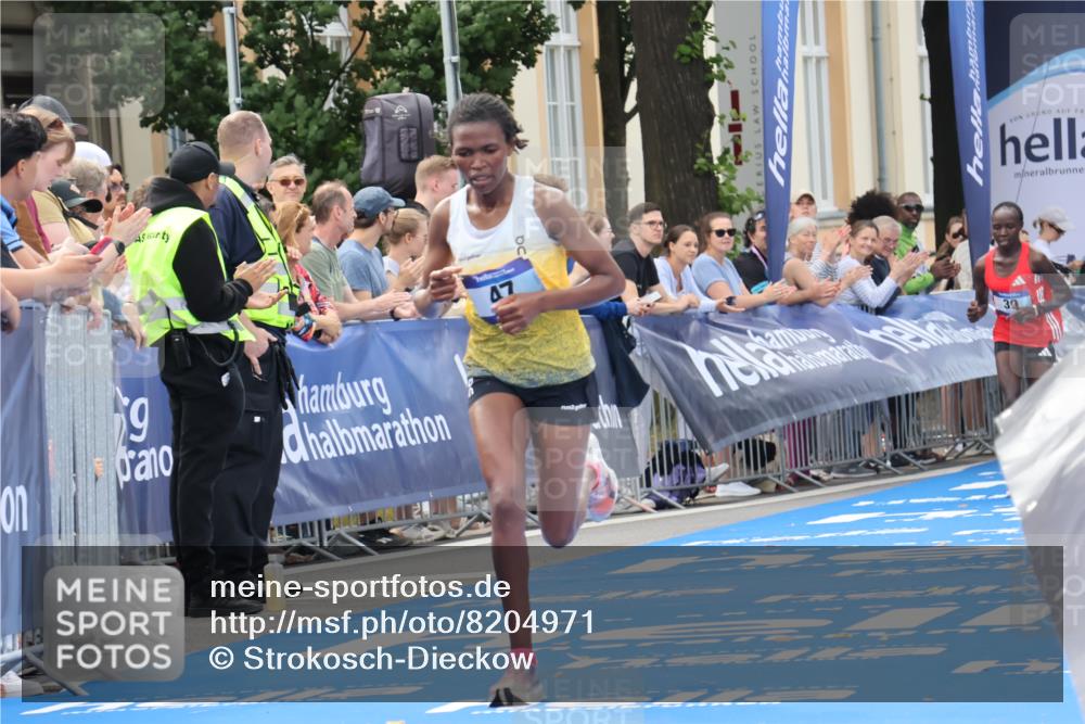 29.06.2025 - hella hamburg halbmarathon Strokosch-Dieckow http://msf.ph/oto/8204971 29.06.2025 10:12:19 Ziel 39, 47 meine-sportfotos.de