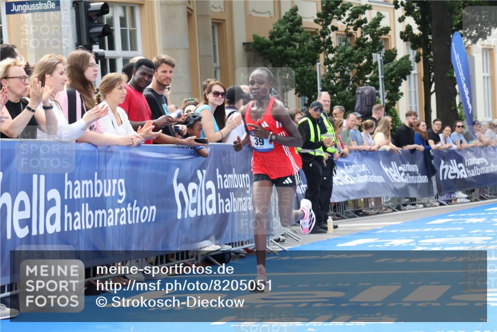 29.06.2025 - hella hamburg halbmarathon Strokosch-Dieckow http://msf.ph/oto/8205051 29.06.2025 10:12:22 Ziel 39, 47 meine-sportfotos.de