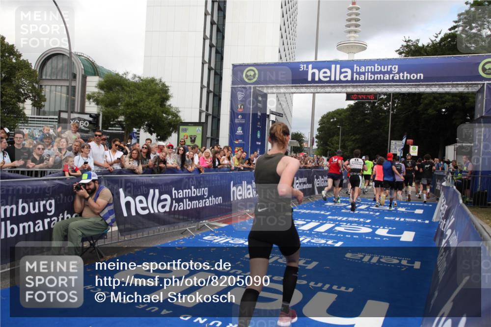 29.06.2025 - hella hamburg halbmarathon Michael Strokosch http://msf.ph/oto/8205090 29.06.2025 10:44:45 Ziel 1782, 4270, 4991, 6490, 10669, 12711, 14351, 14798, 14816, 15185, 15233, 16224, 17251, 18107, 18437, 18464, 18560, 18868, 19206 meine-sportfotos.de
