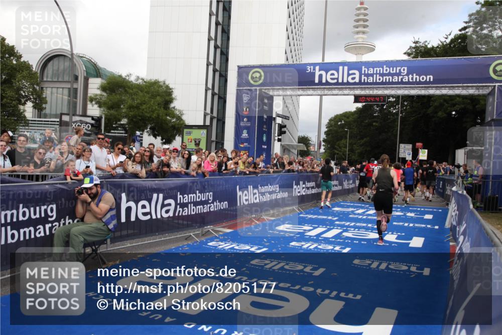 29.06.2025 - hella hamburg halbmarathon Michael Strokosch http://msf.ph/oto/8205177 29.06.2025 10:44:46 Ziel 1782, 2970, 4270, 4991, 6490, 10669, 14816, 15185, 15233, 16224, 17251, 18107, 18437, 18464, 18560, 18868, 19206 meine-sportfotos.de