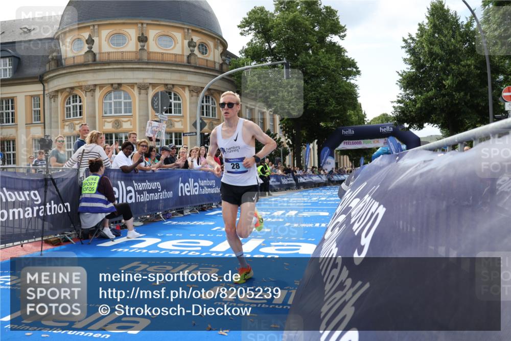 29.06.2025 - hella hamburg halbmarathon Strokosch-Dieckow http://msf.ph/oto/8205239 29.06.2025 10:12:42 Ziel 28 meine-sportfotos.de