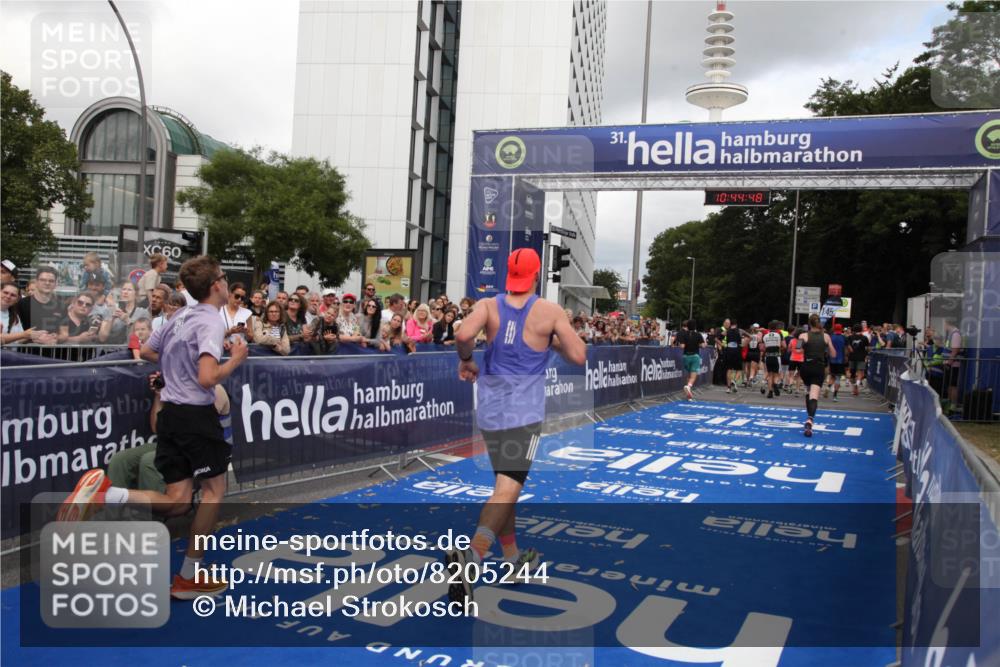 29.06.2025 - hella hamburg halbmarathon Michael Strokosch http://msf.ph/oto/8205244 29.06.2025 10:44:47 Ziel 1782, 1941, 2970, 3785, 4270, 4991, 6490, 10669, 15185, 15233, 17251, 18107, 18437, 18464, 18868, 19206 meine-sportfotos.de