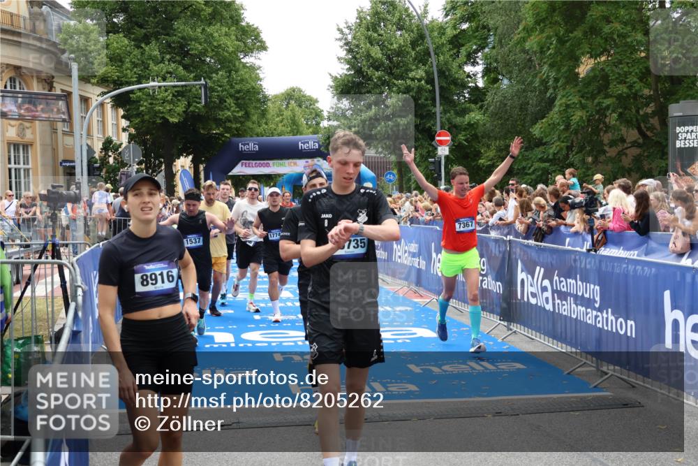 29.06.2025 - hella hamburg halbmarathon Zöllner http://msf.ph/oto/8205262 29.06.2025 10:48:28 Ziel 1537, 3747, 5129, 5362, 5528, 6081, 6923, 7367, 8216, 9262, 11451, 12549, 12840, 13962, 14990, 17745, 17855, 17982, 18790, 18923 meine-sportfotos.de