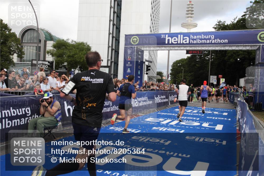 29.06.2025 - hella hamburg halbmarathon Michael Strokosch http://msf.ph/oto/8205364 29.06.2025 10:44:50 Ziel 1941, 2970, 3004, 3098, 3785, 4270, 4915, 7056, 7167, 7325, 15185, 15233, 16834, 17251, 18437, 19207, 19210 meine-sportfotos.de