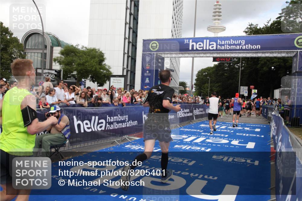 29.06.2025 - hella hamburg halbmarathon Michael Strokosch http://msf.ph/oto/8205401 29.06.2025 10:44:50 Ziel 1941, 2970, 3004, 3098, 3785, 4270, 4915, 7056, 7167, 7325, 15185, 15233, 16834, 17251, 18437, 19207, 19210 meine-sportfotos.de