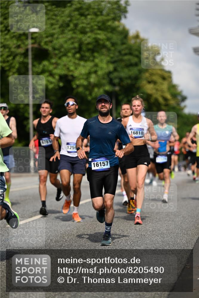29.06.2025 - hella hamburg halbmarathon Dr. Thomas Lammeyer http://msf.ph/oto/8205490 29.06.2025 09:48:28 Kennedybrücke 1758, 1990, 2746, 3043, 4050, 5070, 5269, 5328, 5746, 5826, 6619, 6781, 7272, 7723, 8209, 8883, 9137, 9381, 10171, 10486, 11169, 11413 meine-sportfotos.de