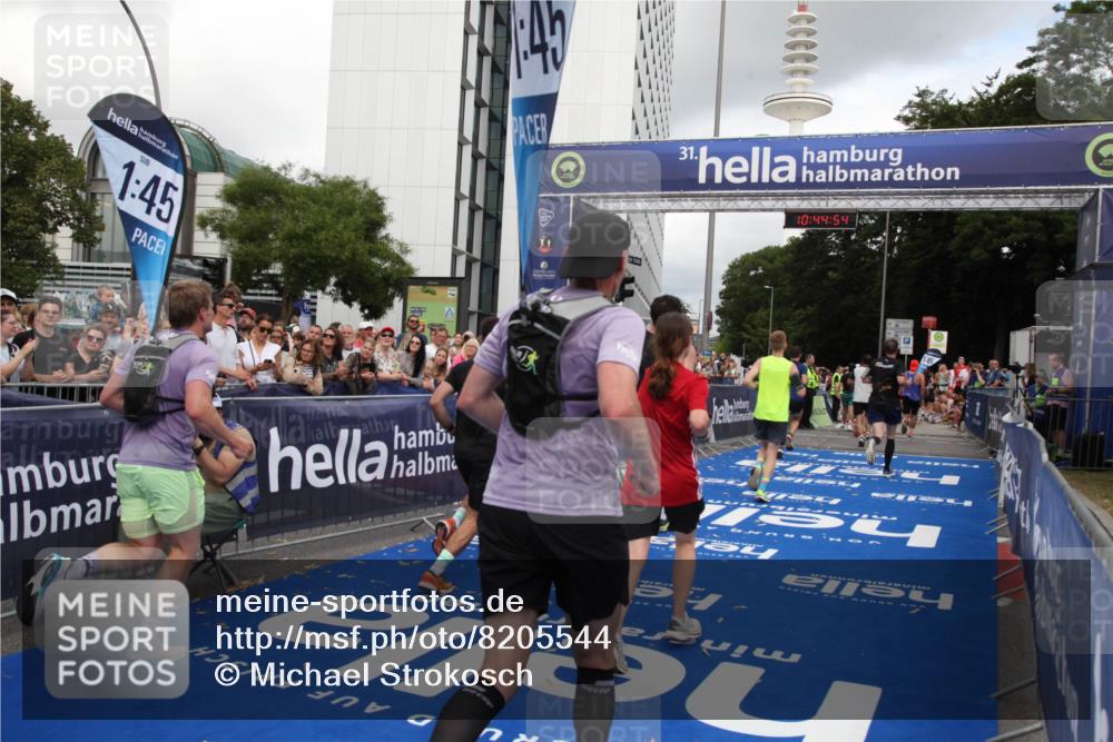 29.06.2025 - hella hamburg halbmarathon Michael Strokosch http://msf.ph/oto/8205544 29.06.2025 10:44:53 Ziel 1941, 2098, 2970, 3004, 3098, 3785, 4270, 4915, 7056, 7167, 7325, 9720, 12161, 16834, 17251, 19207, 19210 meine-sportfotos.de