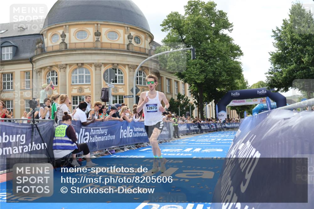 29.06.2025 - hella hamburg halbmarathon Strokosch-Dieckow http://msf.ph/oto/8205606 29.06.2025 10:15:34 Ziel 12673 meine-sportfotos.de