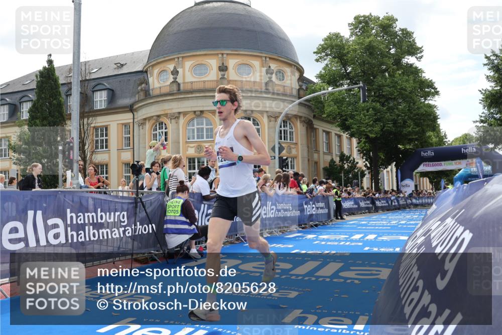 29.06.2025 - hella hamburg halbmarathon Strokosch-Dieckow http://msf.ph/oto/8205628 29.06.2025 10:15:34 Ziel 12673 meine-sportfotos.de