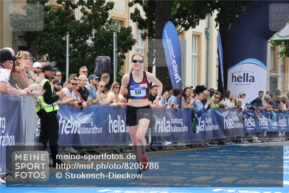 29.06.2025 - hella hamburg halbmarathon Strokosch-Dieckow http://msf.ph/oto/8205786 29.06.2025 10:16:10 Ziel 50, 11409 meine-sportfotos.de