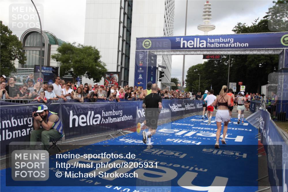 29.06.2025 - hella hamburg halbmarathon Michael Strokosch http://msf.ph/oto/8205931 29.06.2025 10:44:59 Ziel 1424, 1520, 2098, 2890, 3098, 4425, 7056, 7167, 9030, 9720, 12161, 16058, 17382, 17406, 17544, 18055, 18631, 19210 meine-sportfotos.de