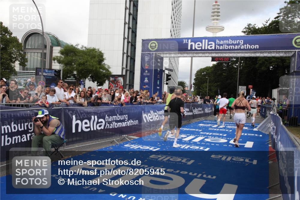 29.06.2025 - hella hamburg halbmarathon Michael Strokosch http://msf.ph/oto/8205945 29.06.2025 10:44:59 Ziel 1424, 1520, 2098, 2890, 3098, 4425, 7056, 7167, 9030, 9720, 12161, 16058, 17382, 17406, 17544, 18055, 18631, 19210 meine-sportfotos.de