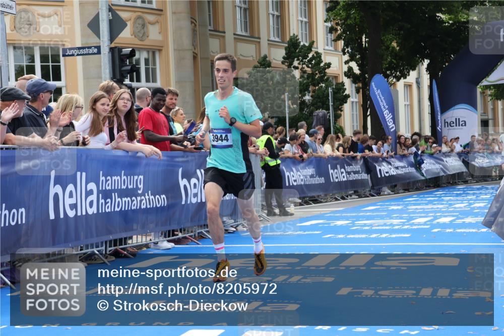 29.06.2025 - hella hamburg halbmarathon Strokosch-Dieckow http://msf.ph/oto/8205972 29.06.2025 10:16:33 Ziel 3944, 11864 meine-sportfotos.de