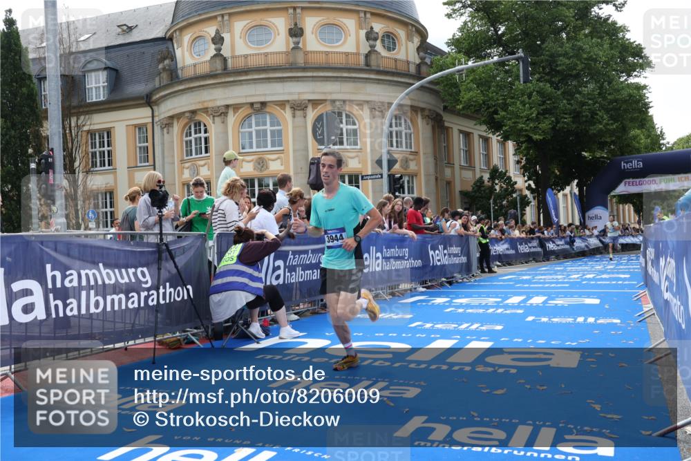 29.06.2025 - hella hamburg halbmarathon Strokosch-Dieckow http://msf.ph/oto/8206009 29.06.2025 10:16:33 Ziel 3944, 11864 meine-sportfotos.de