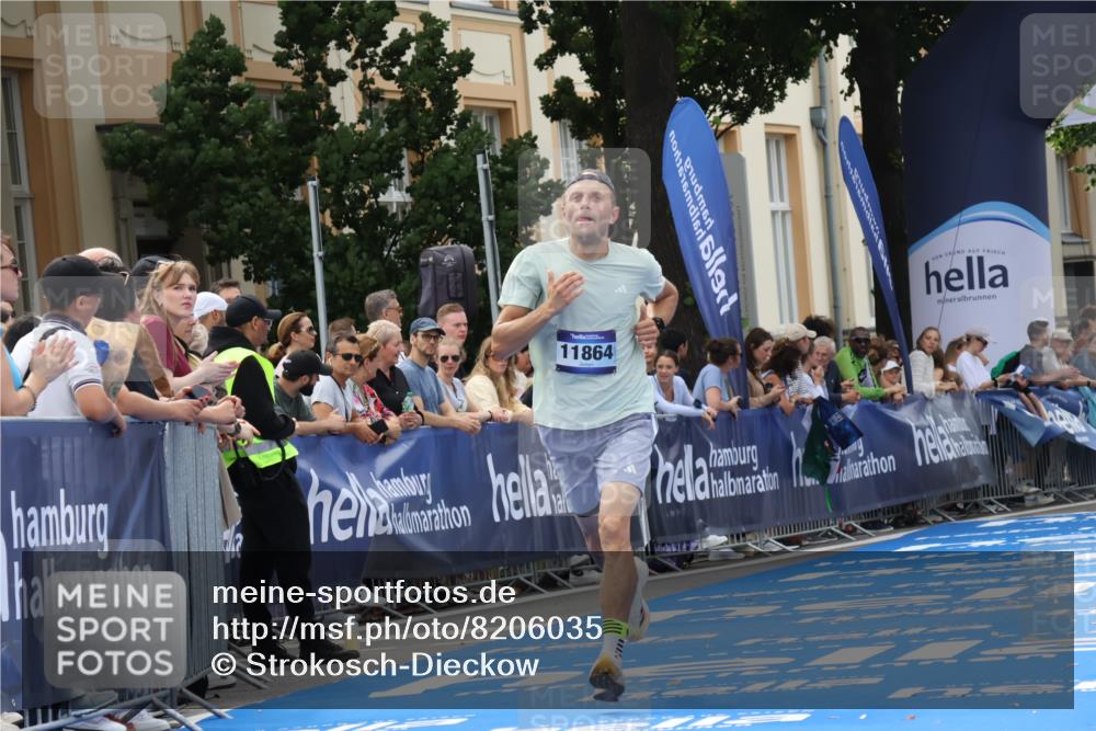 29.06.2025 - hella hamburg halbmarathon Strokosch-Dieckow http://msf.ph/oto/8206035 29.06.2025 10:16:37 Ziel 11864 meine-sportfotos.de
