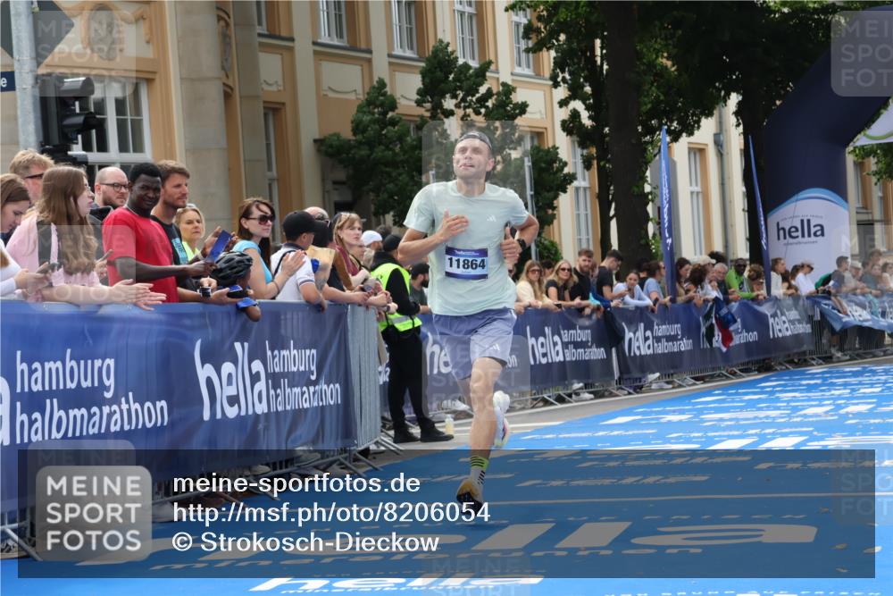 29.06.2025 - hella hamburg halbmarathon Strokosch-Dieckow http://msf.ph/oto/8206054 29.06.2025 10:16:37 Ziel 11864 meine-sportfotos.de