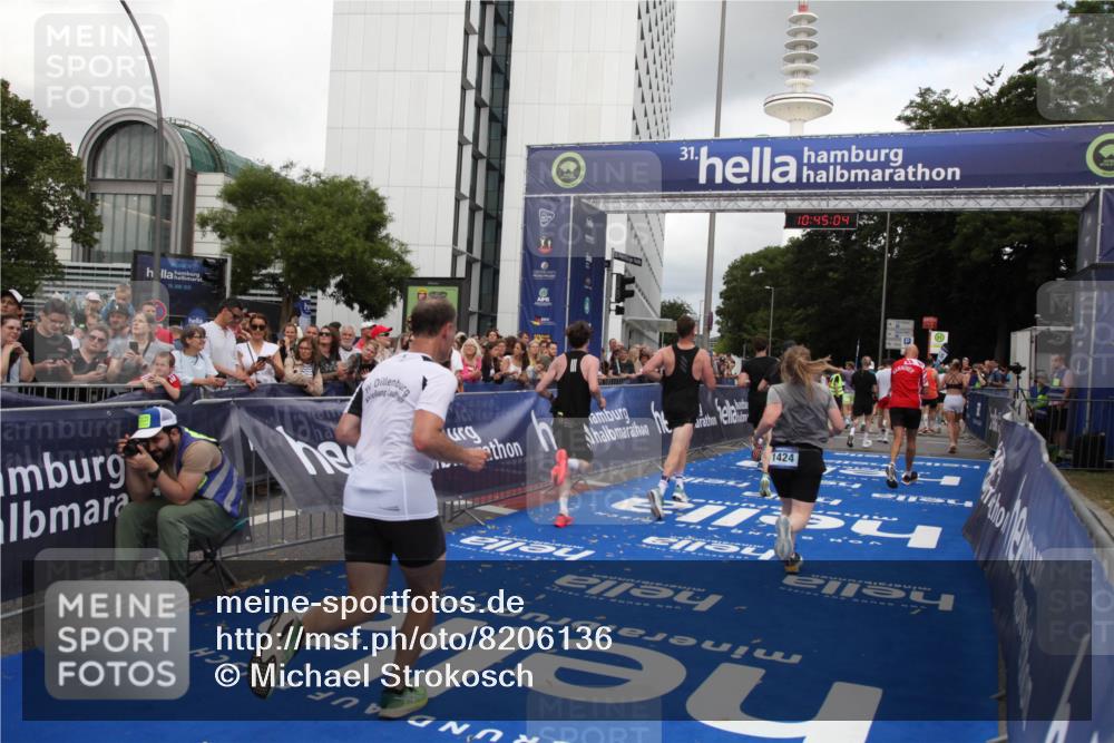 29.06.2025 - hella hamburg halbmarathon Michael Strokosch http://msf.ph/oto/8206136 29.06.2025 10:45:02 Ziel 1171, 1424, 1520, 2890, 4425, 7843, 9030, 15334, 16058, 17381, 17382, 17406, 17544, 18055, 18631 meine-sportfotos.de