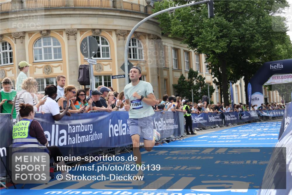29.06.2025 - hella hamburg halbmarathon Strokosch-Dieckow http://msf.ph/oto/8206139 29.06.2025 10:16:38 Ziel 11864 meine-sportfotos.de