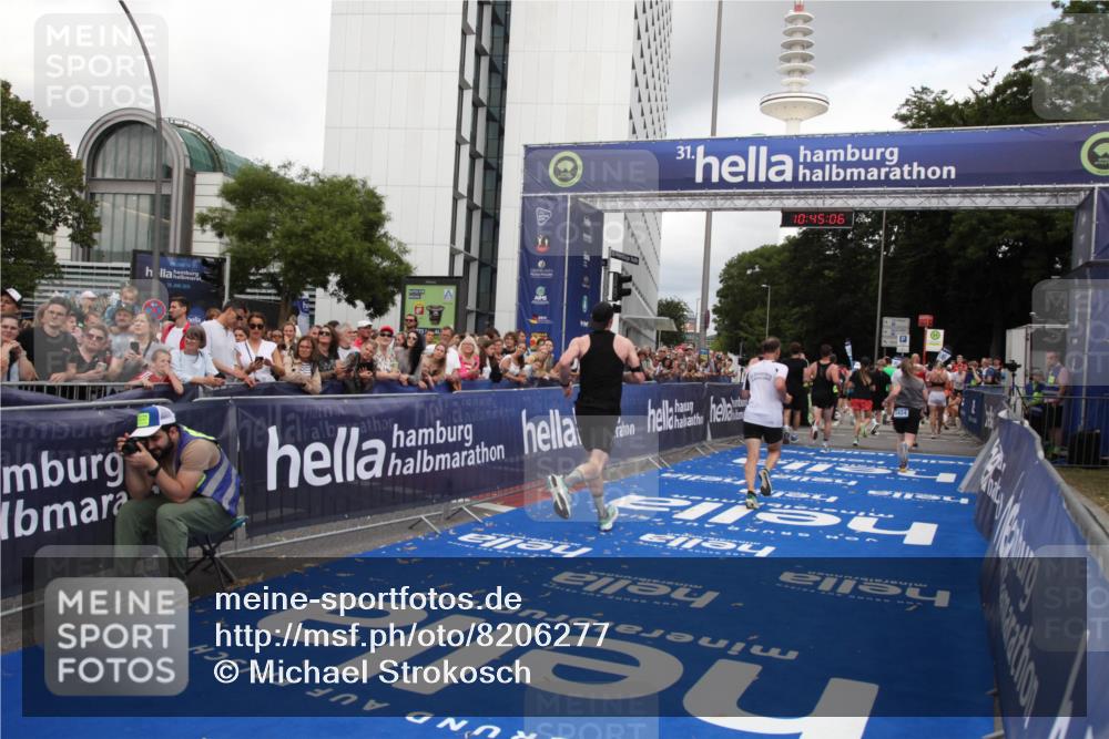 29.06.2025 - hella hamburg halbmarathon Michael Strokosch http://msf.ph/oto/8206277 29.06.2025 10:45:04 Ziel 1171, 1424, 1520, 2890, 6266, 7709, 7843, 9030, 10741, 11688, 15334, 16058, 17381, 17382, 17544, 18055 meine-sportfotos.de
