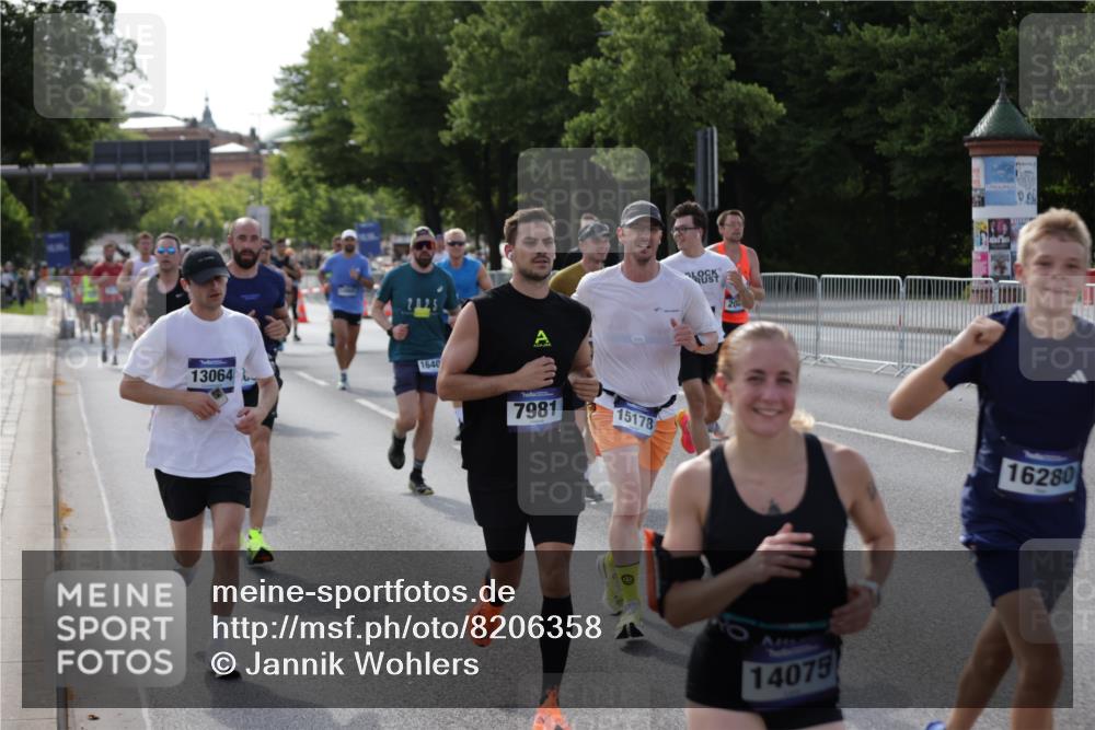 29.06.2025 - hella hamburg halbmarathon Jannik Wohlers http://msf.ph/oto/8206358 29.06.2025 09:48:41 Lombardsbrücke 1571, 1600, 1603, 2044, 2707, 2797, 4062, 5124, 5889, 6037, 6047, 7310, 7482, 7743, 7981, 8002, 8358, 9640, 10369, 10451, 10738, 10877, 11106, 11177, 11423, 11447, 12088, 12091, 12168, 12739, 13064, 13137, 13190, 13372, 13755, 13900, 14075, 14603, 14820, 14905, 15161, 15178, 16280, 16400, 17078, 17097, 17489, 17612, 17723, 17792, 17916, 18004, 18062, 18614, 19004 meine-sportfotos.de