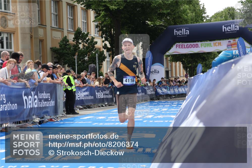 29.06.2025 - hella hamburg halbmarathon Strokosch-Dieckow http://msf.ph/oto/8206374 29.06.2025 10:17:08 Ziel 4116 meine-sportfotos.de