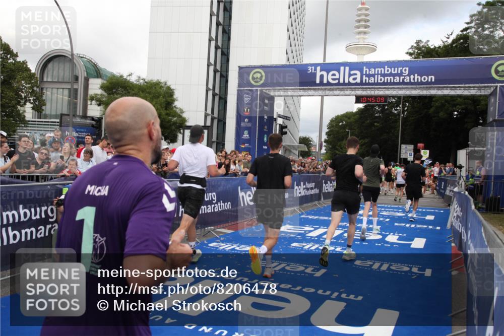 29.06.2025 - hella hamburg halbmarathon Michael Strokosch http://msf.ph/oto/8206478 29.06.2025 10:45:08 Ziel 1171, 2270, 3917, 4997, 6266, 7709, 7843, 9710, 10313, 10741, 11688, 13919, 15334, 15365, 16058, 16689, 17381, 17544 meine-sportfotos.de