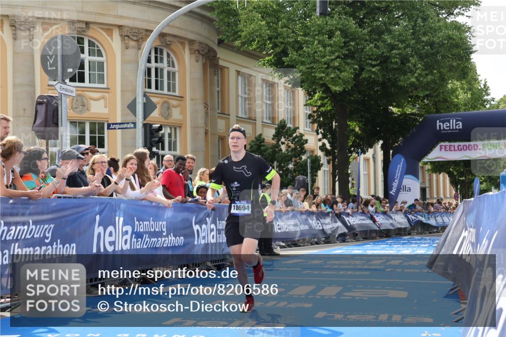 29.06.2025 - hella hamburg halbmarathon Strokosch-Dieckow http://msf.ph/oto/8206586 29.06.2025 10:17:23 Ziel 18694 meine-sportfotos.de