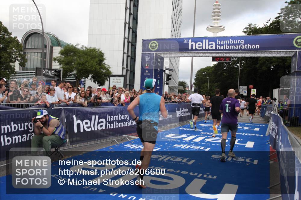 29.06.2025 - hella hamburg halbmarathon Michael Strokosch http://msf.ph/oto/8206600 29.06.2025 10:45:09 Ziel 1171, 2270, 3917, 4997, 6266, 7709, 7843, 9302, 9710, 10313, 10741, 11688, 13919, 15334, 15365, 16685, 16689, 17381 meine-sportfotos.de