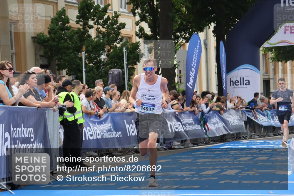 29.06.2025 - hella hamburg halbmarathon Strokosch-Dieckow http://msf.ph/oto/8206692 29.06.2025 10:17:53 Ziel 14932, 15166, 19072 meine-sportfotos.de