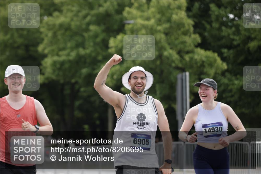 29.06.2025 - hella hamburg halbmarathon Jannik Wohlers http://msf.ph/oto/8206695 29.06.2025 10:26:04 Lombardsbrücke 1300, 4267, 4268, 4315, 4844, 6905, 7929, 8357, 8942, 11107, 12126, 13264, 14930, 15807, 17712, 18087 meine-sportfotos.de