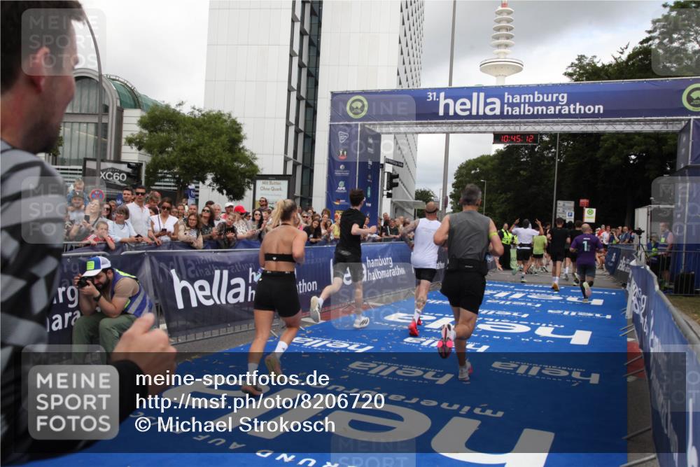 29.06.2025 - hella hamburg halbmarathon Michael Strokosch http://msf.ph/oto/8206720 29.06.2025 10:45:11 Ziel 2270, 3917, 4997, 6266, 6575, 6819, 7087, 7709, 7843, 9302, 9710, 10313, 10741, 11688, 13919, 15334, 15365, 16685, 16689, 17120, 17960, 18346, 18718 meine-sportfotos.de