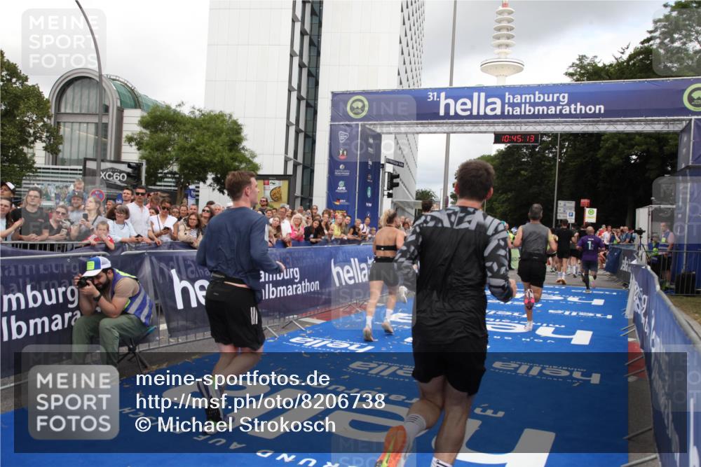 29.06.2025 - hella hamburg halbmarathon Michael Strokosch http://msf.ph/oto/8206738 29.06.2025 10:45:12 Ziel 2270, 3917, 4997, 6266, 6575, 6819, 7087, 7709, 9302, 9710, 10313, 10741, 11688, 13919, 15365, 15651, 16685, 16689, 17120, 17960, 18346, 18718 meine-sportfotos.de