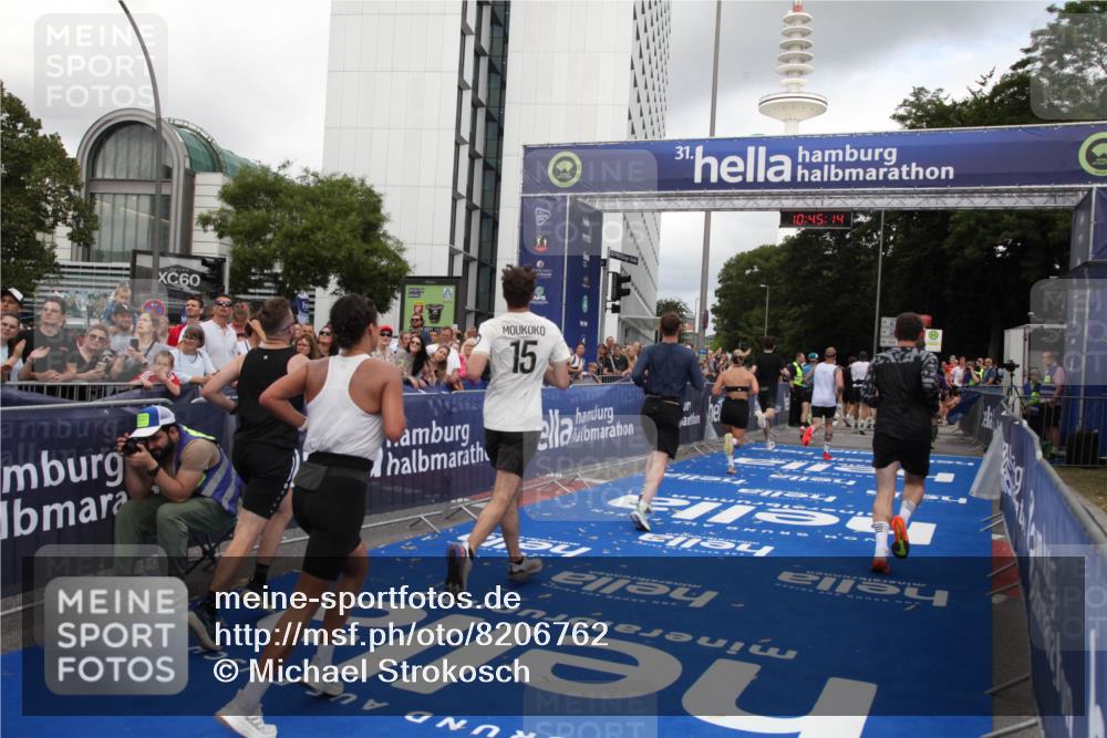 29.06.2025 - hella hamburg halbmarathon Michael Strokosch http://msf.ph/oto/8206762 29.06.2025 10:45:13 Ziel 2270, 3917, 4997, 6375, 6575, 6819, 7087, 9302, 9710, 10313, 10741, 13919, 15365, 15651, 16685, 16689, 17120, 17960, 18346, 18718 meine-sportfotos.de