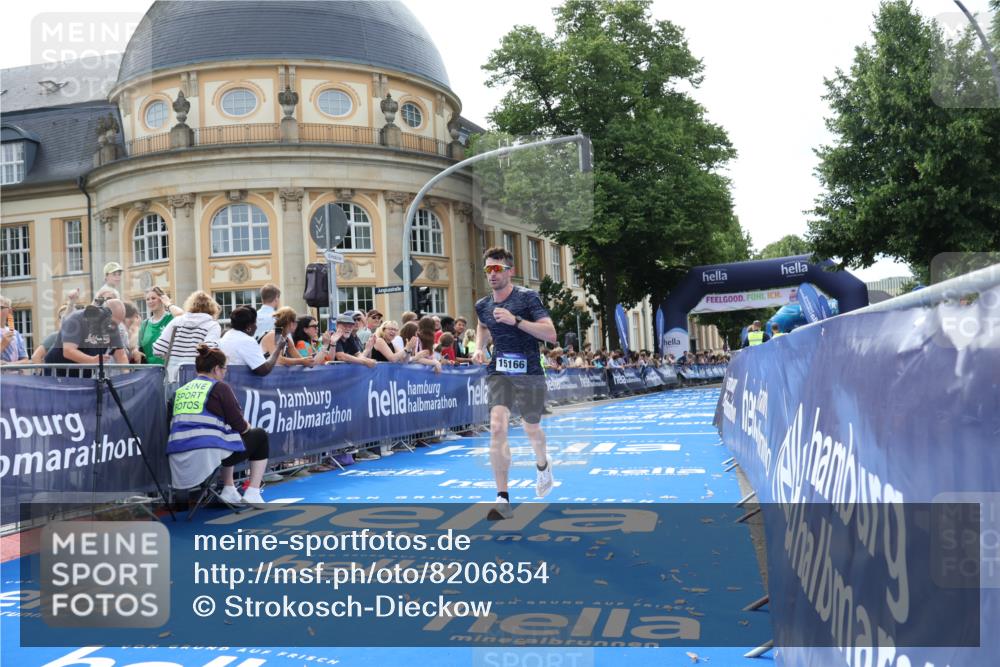 29.06.2025 - hella hamburg halbmarathon Strokosch-Dieckow http://msf.ph/oto/8206854 29.06.2025 10:17:57 Ziel 14932, 15166, 19072 meine-sportfotos.de