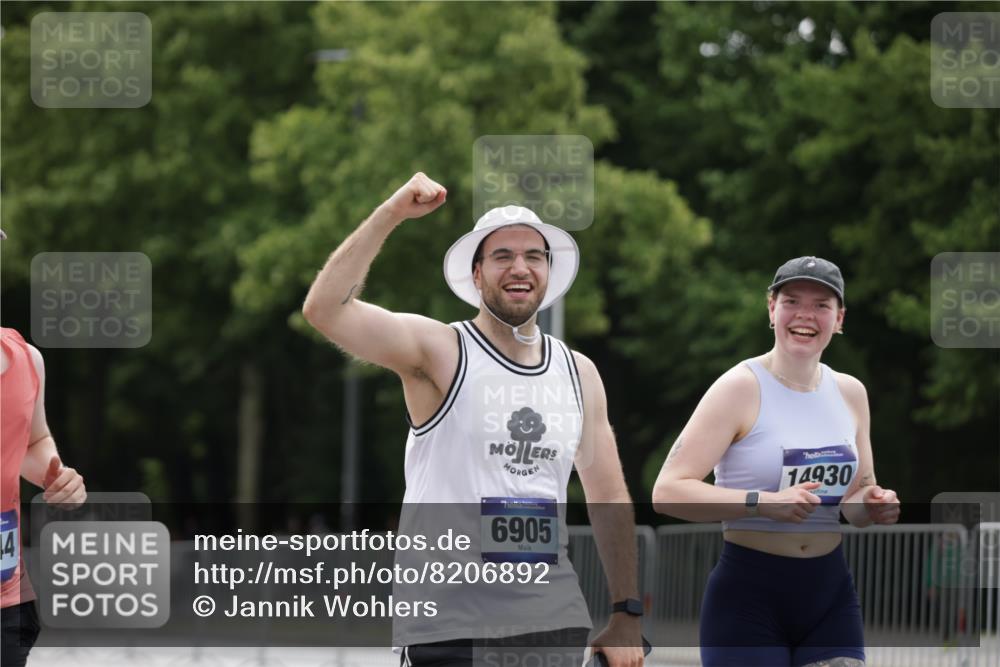 29.06.2025 - hella hamburg halbmarathon Jannik Wohlers http://msf.ph/oto/8206892 29.06.2025 10:26:05 Lombardsbrücke 1300, 4267, 4268, 4315, 4844, 6905, 7929, 8079, 8357, 8942, 12126, 13264, 14930, 15807, 17712, 18087 meine-sportfotos.de